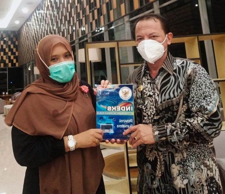 Komisioner KI Sumbar Tanti Endang Lestari serahkan buku racikannya tentang pedoman IKIP kepada Ketua KI Pusat, Gede Narayana, Minggu (14/2). (Dok : Istimewa)