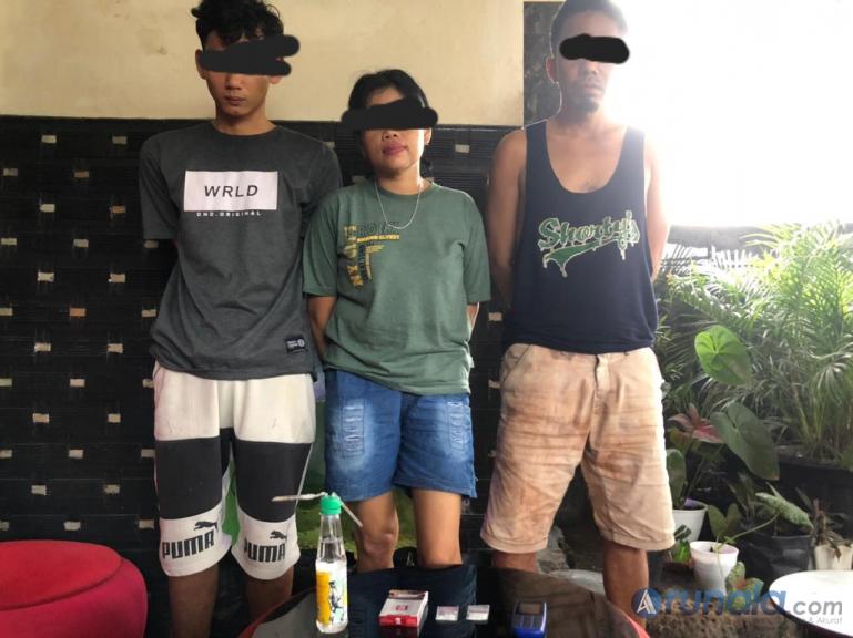 Tiga pengguna sabu yang ditangkap Tim Sapu Jagad Satresnarkoba Pessel, di Tapan, Sabtu (20/2). (Foto : Rio)