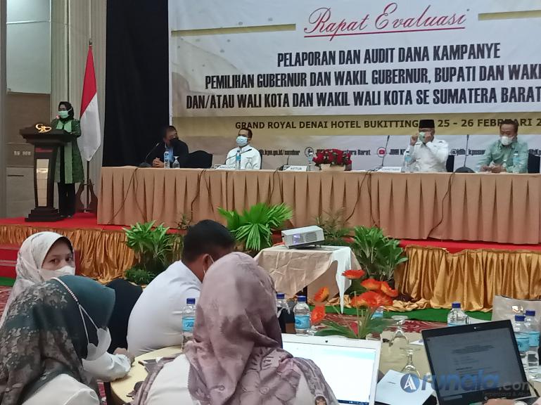 Ketua KPU Sumbar Yanuk Sri Mulyani saat membuka rapat evaluasi pelaporan dana kampanye pilkada serentak 2020, Kamis (25/2). (Foto : Arzil)