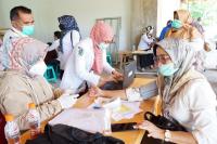 Nakes di Pariaman Jalani Vaksinasi Massal