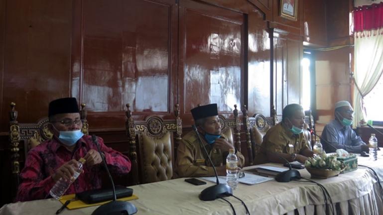 Panitia seleksi calon pimpinan Baznas Pariaman sedang lakukan tes wawancara kepada calon yang ikut seleksi, Senin (8/3). (Dok : Istimewa)