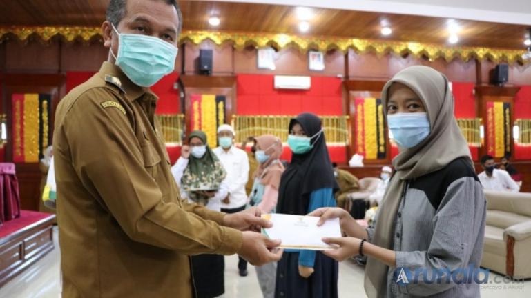 Para mahasiswa terima bantuan pendidikan program SagaSaja dari Wali Kota Pariaman, Genius Umar, Senin (15/3). (Foto : Arzil)