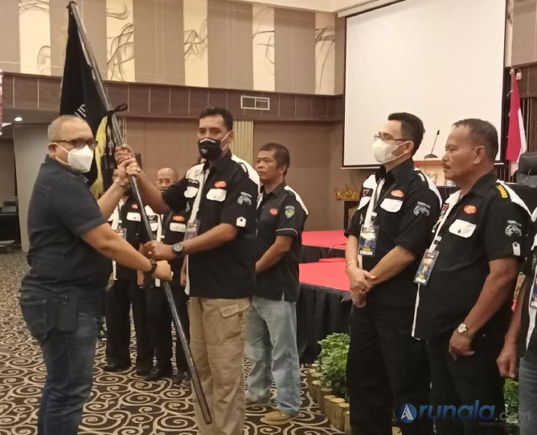 Arifin Budhi Andono Jayawardhana saat menerima Pataka NTC Sumbar dari Kepala Dinas Perdagangan Kota Padang, Andree Algamar, usai Mubes III NTC Sumbar, Sabtu (27/3). (Foto : Arzil)