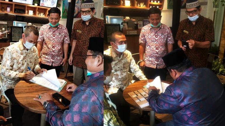 Wako Genius Umar dan Bupati Suhatri Bur menandatangani kesepakan tapal batas wilayah masing-masing di Jakarta, Selasa sore (2/3). (Dok : Istimewa)