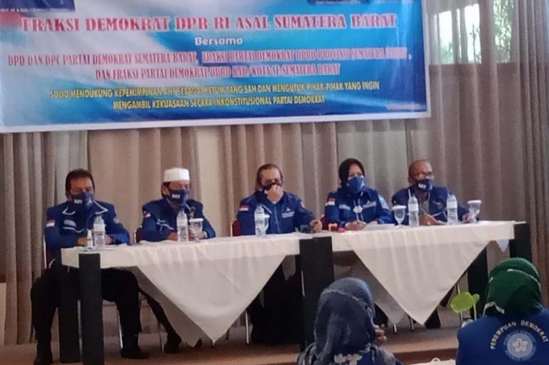 Para pimpinan, fraksi dan anggota DPR RI dari Demokrat asal Sumbar lakukan pertemuan untuk menyatakan sikap mendukung AHY, di Padang, Kamis (4/3). (Dok : Istimewa)