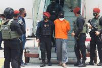 Terduga teroris dalam pengawalan ketat Densus 88 Antiteror setiba di Jakarta, Kamis siang (17/3). (Dok : Istimewa)