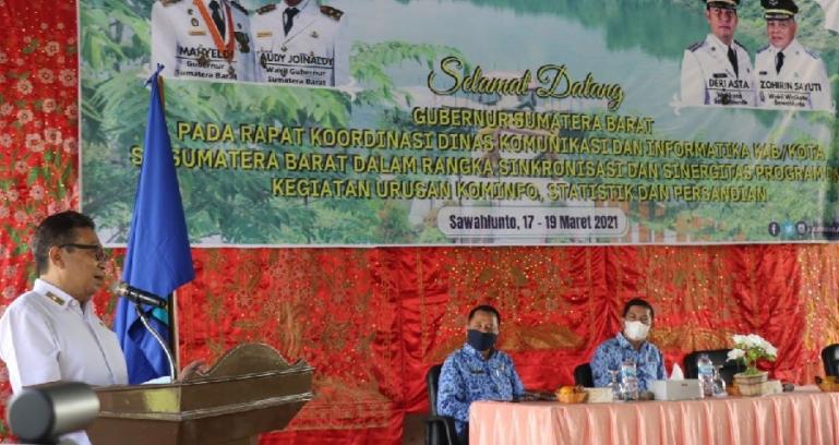 Kepala Dinas Kominfo Sumbar, Jasman Rizal saat sampaikan arahan dalam rakor Diskominfo se Sumbar di Kota Sawahlunto, Rabu (17/3). (Dok : Istimewa)