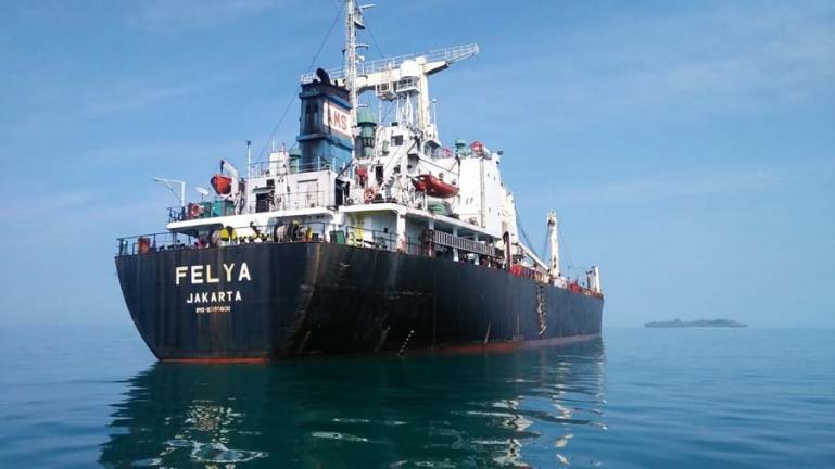 Salah satu kapal pembawa bijih besi yang tertahan berlayar di Pelabuhan Teluk Bayur Padang, Senin (15/3). (Dok : Istimewa)