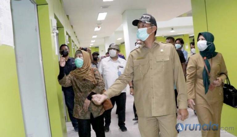 Wako Genius Umar damping rombongan Kemendag dan Kementerian PUPR tinjau Pasar Rakyat Pariaman, Selasa (16/3). (Foto : Arzil)