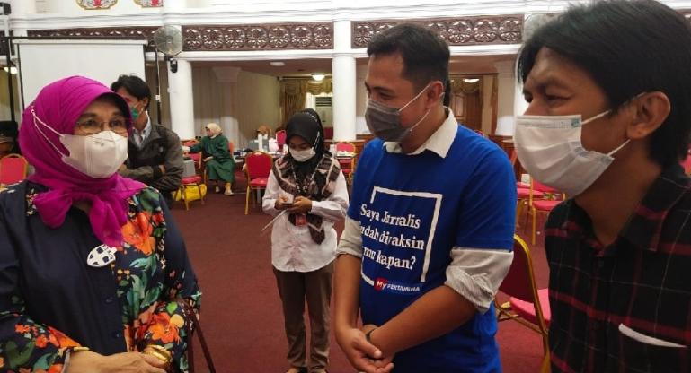 Anggota DPD RI Emma Yohanna bersama Ketua KI Sumbar Nofal Wiska dan Ketua IJTI Sumbar John Kambang saat pelaksanaan vaksinasi bagi para wartawan di Padang, Rabu (10/3). (Dok : Istimewa)