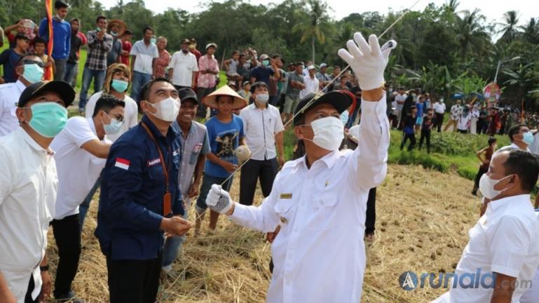 Wali Kota Genius Umar memainkan layangan saat pembukaan festival laying-layang, Rabu (10/3). (Foto : Arzil)