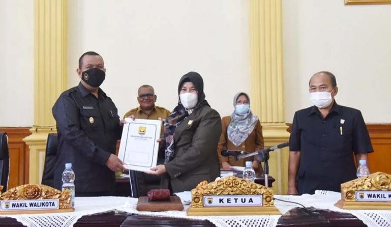 Wawako Mardison Mahyuddin saat menerima dokumen pandangan umum fraksi terhadap tiga ranperda kota ini dari Ketua DPRD Pariaman Fitri Norase usai rapat paripurna, Selasa (9/3).  (Dok : Istimewa)