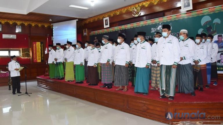 Ketua Tanfidziyah PW NU Sumbar, Ganefri melantik PCNU Pariaman periode 2020-2025 di aula Balaikota Pariaman, Kamis (4/3). (Foto : Arzil)