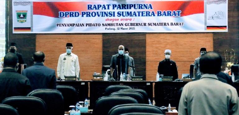 Gubernur Mahyledi bersama Ketua DPRD Sumbar Supardi saat rapat paripurna yang digelar Jumat (12/3). (Dok : Istimewa)
