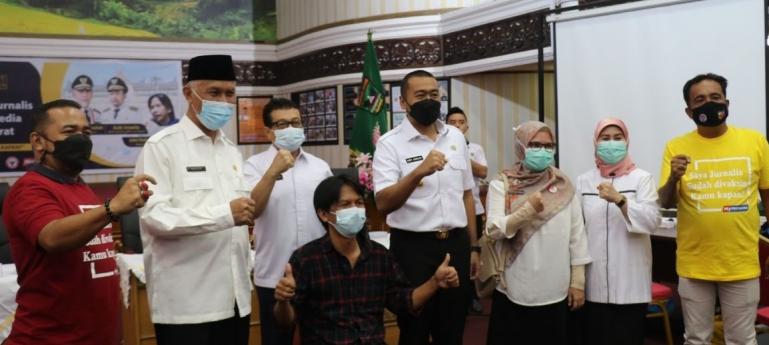 Gubernur Mahyeldi usai menyaksikan Ketua IJTI Sumbar John Kambang saat jalani vaksinasi Covid-19 di aula kantor gubernur, Rabu (10/3). (Dok : Istimewa)