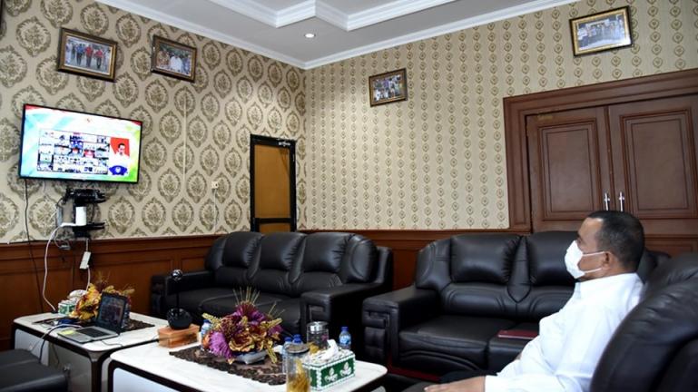 Wawako Mardison Mahyudding mengikuti Rakor BNPN dalam penanganan bencana secara virtual di ruang kerjanya, Rabu (3/3). (Dok : Istimewa)