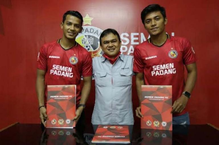 Leo Guntara, Irsyad Maulana bersama CEO PT KSSP Hasfi Rafiq saat dipinjam oleh Semen Padang FC musim lalu. (Dok : Istimewa)