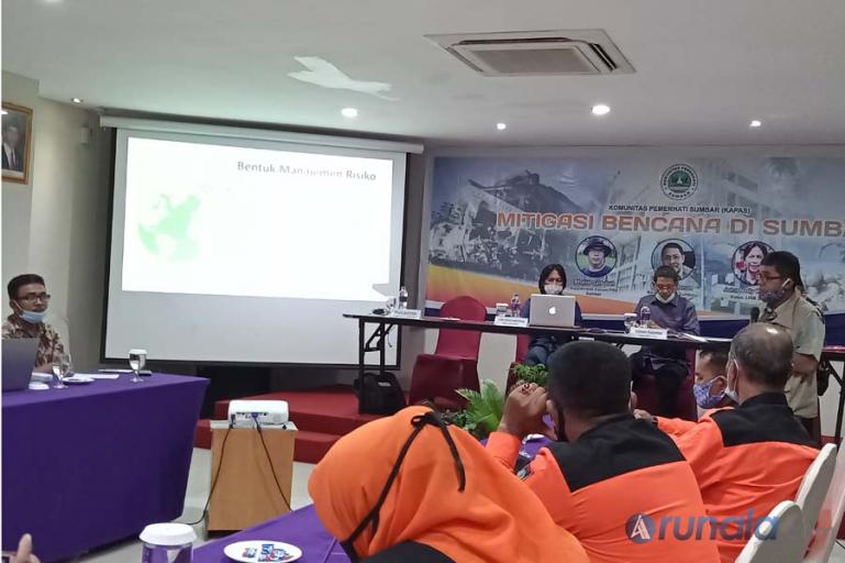 Ketua Forum Penanggulangan Kebencanaan Sumbar (FPKSB), Khalid Syaifullah saat memaparkan kajiannya menyangkut potensi kerawana bencana di Sumbar, Kamis (4/3). (Foto : Arzil)