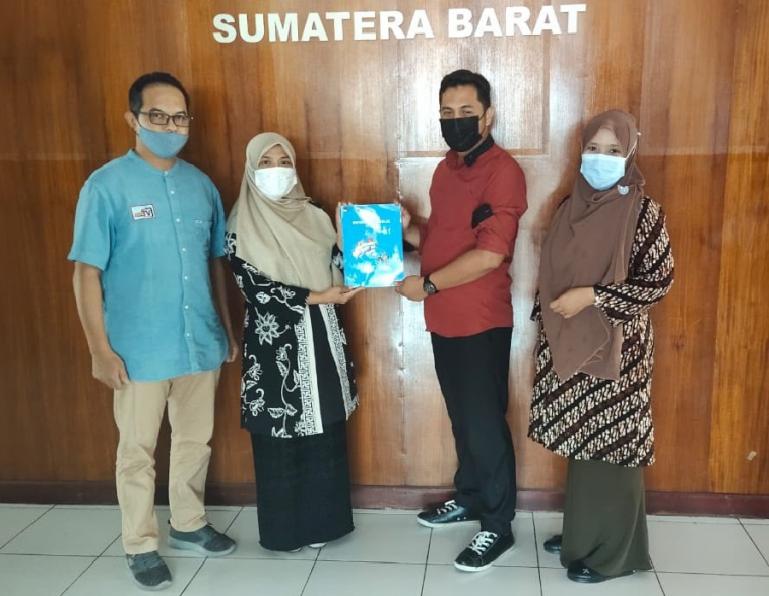 Komisioner KPU Padang Atika Triana serahkan laporan layanan keterbukaan informasi kepada Ketua KI Sumbar Nofal Wiska, Rabu siang (17/3). (Dok : Istimewa)