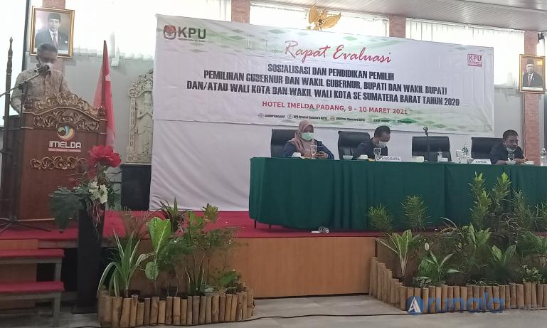 Kordiv Parmas dan SDM KPU Sumbar, Izwaryani saat membuka rapat evaluasi sosialisasi dan pendidikan politik pilkada 2020 di Padang, Selasa (9/3). (Foto : Arzil)