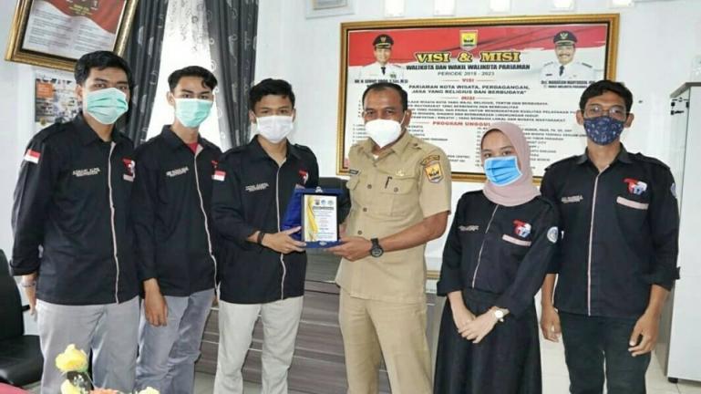 Kadis Kominfo Pariaman, Hendri berikan cinderamata kepada lima mahasiswa UNP yang selesai magang di Pemko Pariaman, Selasa, (16/3). (Dok : Istimewa)