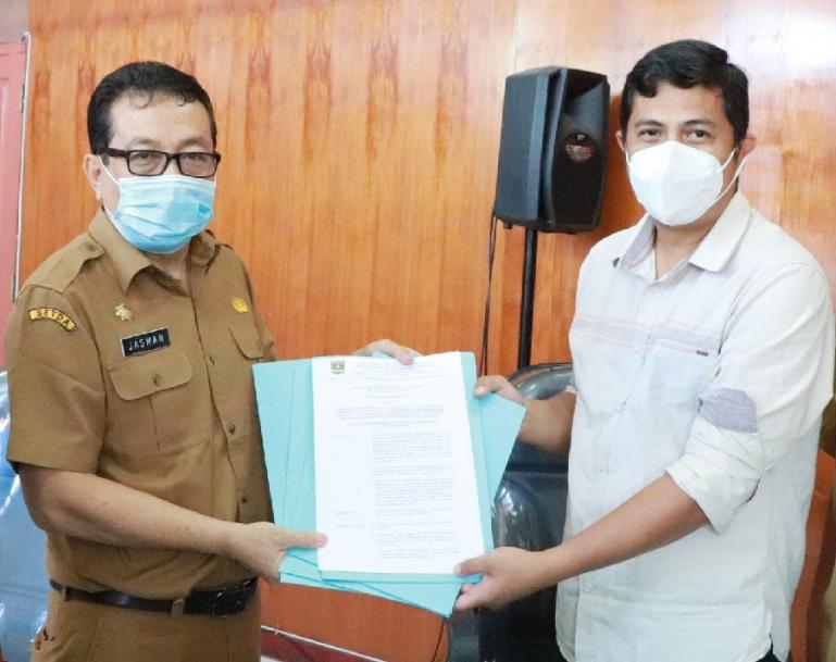 Kadis Kominfo Sumbar Jasman Rizal serahkan SK lima orang asisten ahli yang lulus rekrutmen kepada Ketua KI Sumbar, Noval Wiska, Senin (1/3). (Dok : Istimewa)