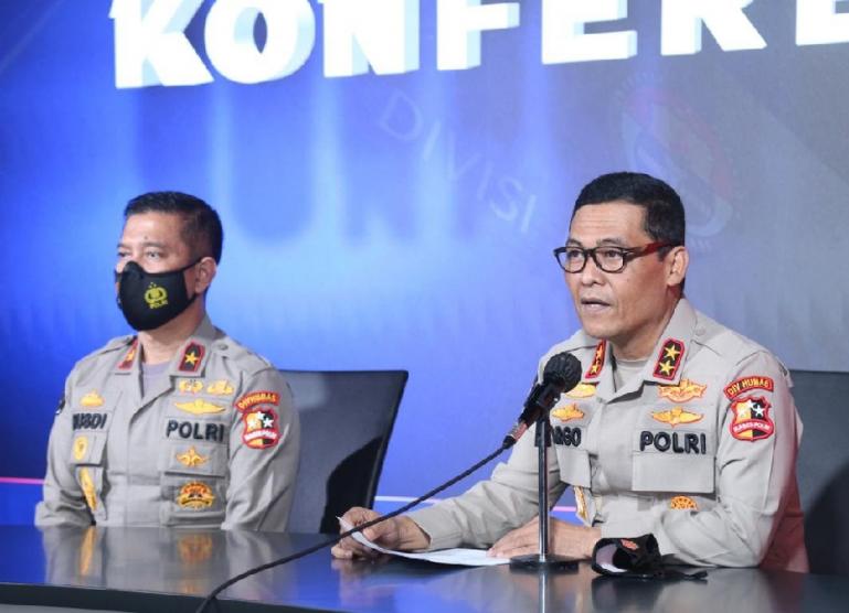 Kadiv Humas Polri Irjen Pol Argo Yuwono mengungkapkan identitas pelaku bom bunuh di Makassar, dalam konferensi pers di Mabes Polri, Senin (29/3). (Dok : Istimewa)