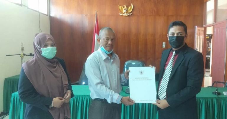 Ketua Majelis sidang KI, Nofal Wiska serahkan putusan sidang sengketa kepada Syarif Isran selaku pemohon, di Padang, Rabu (17/3). (Dok : Istimewa)