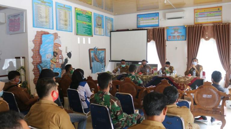 Kadis Parbud Pariaman, Dwi Marhen Yono pimpin rapat persiapan Lomba Layang-Layang Danguang di kantor Camat Pariaman Timur, Senin (8/3). (Dok : Istimewa)