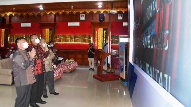 Wali Kota Genius Umar bersama Direktur Keuangan Bank Nagari, Sania Putra resmikan Kampung Qris di Kota Pariaman, Jumat (26/3). (Dok : Istimewa)