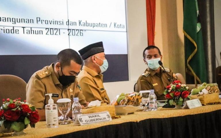 Wako Genius Umar sampaikan kondisi jembatan Kampung Ampar yang delapan tahun terbengkalai pembangunannya ke Gubernur Sumbar, Mahyeldi, Selasa (9/3). (Dok : Istimewa)