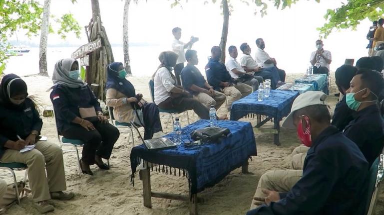 Jajaran Dinas Parbud Pariaman adakan metting outdoor di Pulau Angso Duo, Rabu (3/3). (Dok : Istimewa)