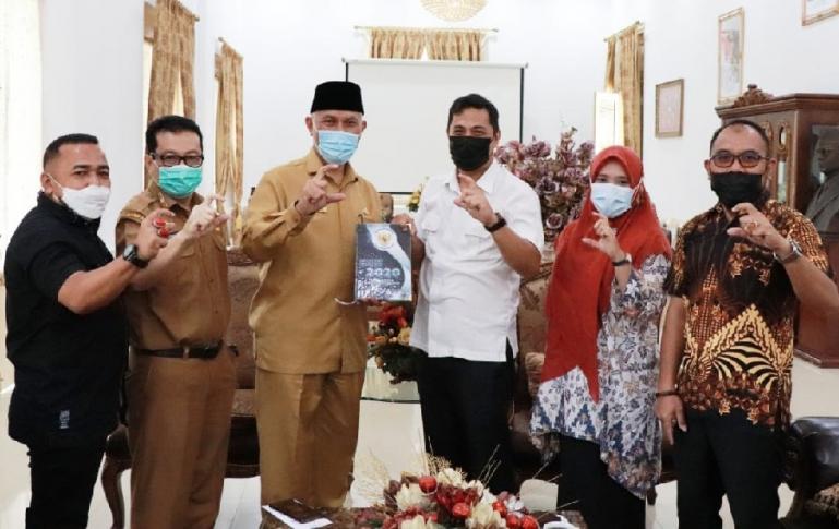 Gubernur Sumbar Mahyeldi saat menerima kunjungan KI Sumbar di Istana Gubernur Sumbar, Senin (29/3). (Dok : Istimewa)