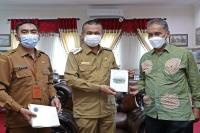 Diar Nurbintoro saat diterima Wali Kota Genius Umar di ruang kerjanya, Senin (8/3). (Dok : Istimewa)