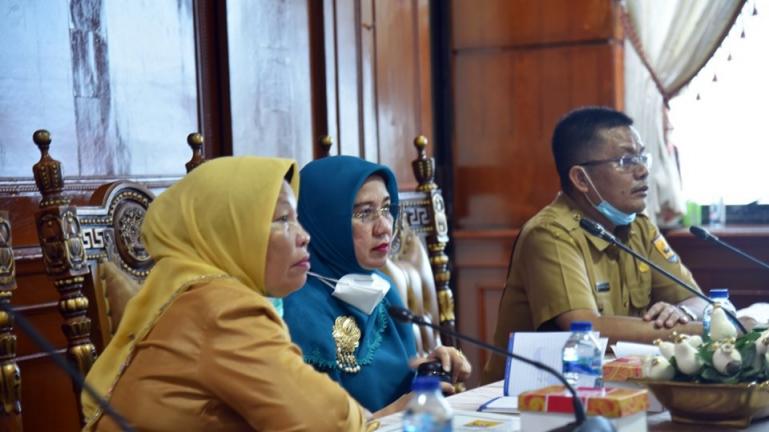 Ketua TP PKK Pariaman, Lucyanel Genius, didampingi Kadis Perkim LH Pariaman, M Syukri saat pembentukan SSI Kota Pariaman, Selasa (16/3). (Dok :Istimewa)