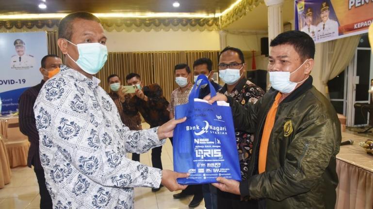 Wako Genius Umar serahkan SPPT Pajak Bumi dan Bangunan, Perdesaan dan Perkotaan (PBB P2) kepada kepala desa dan camat se Kota Pariaman, Rabu malam (10/3).