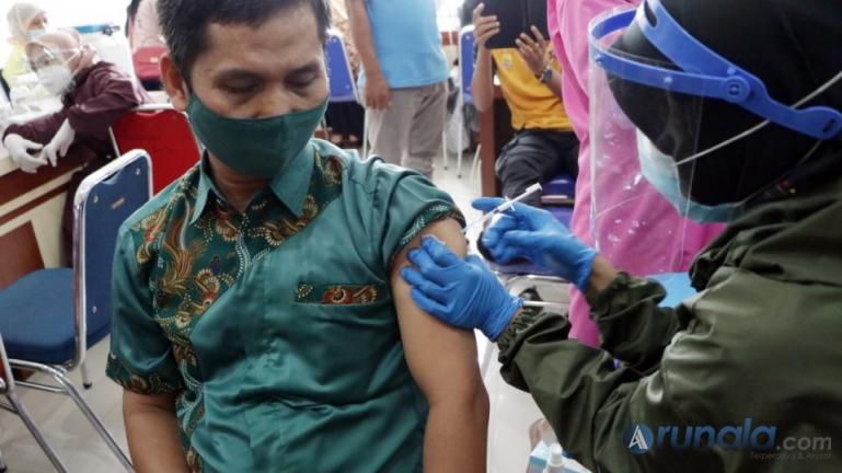 Salah seorang tenaga pendidik saat jalani vaksinasi Covid-19 di Kota Pariaman, Kamis (25/3). (Foto : Arzil)