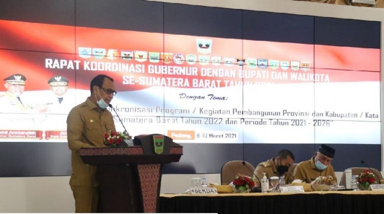 Bupati Mentawai, Yudas Sabaggalet saat berikan paparan kondisi daerahnya kepada Gubernur Mahyeldi saat Rakorenbang Pemprov Sumbar, di Padang, Selasa (9/3). (Dok : Istimewa)