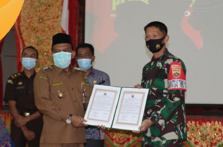 Dandim 0308/Pariaman, Letkol Czi. Titan Jatmiko bersama Wakil Bupati Padangpariaman, Rahmang saat membuka TMMD ke-110 di kabupaten itu, Selasa (2/3). (Dok : Istimewa)