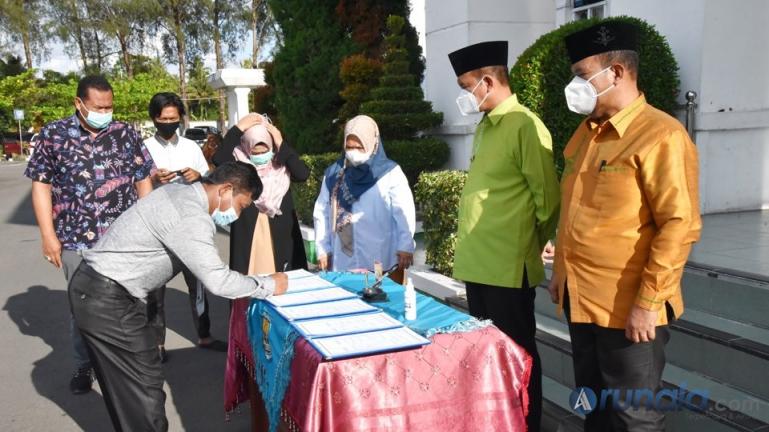 Wako Genius Umar menyaksikan para pejabat menandatangani naskah pelantikan mereka sebagai eleson IV dan fungsional, Jumat (19/3). (Foto : Arzil)