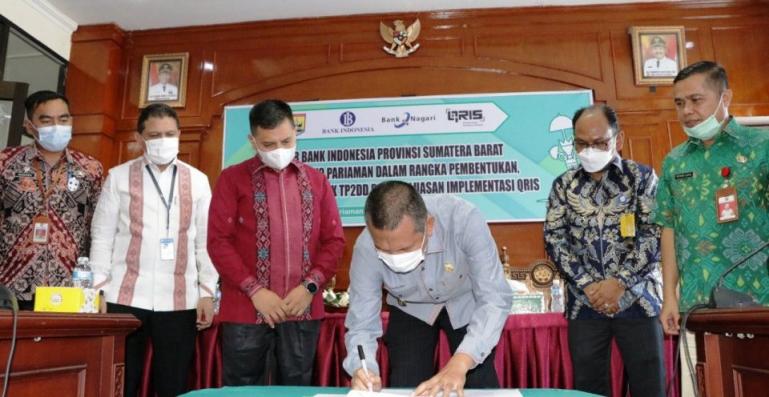 Wali Kota Genius Umar meenandatangani SK Tim Percepatan dan Perluasan Digitalisasi Daerah (TP2DD) untuk Kota Pariaman, Kamis (4/3). (Dok : Istimewa)