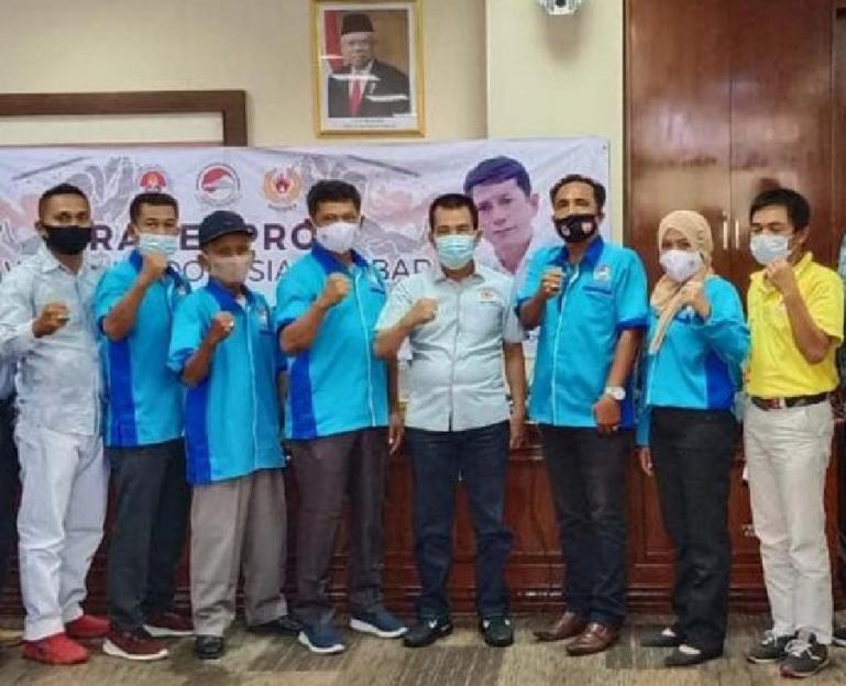 Ketua Pengprov Wushu Sumbar, Kompol Yanisman bersama pengurus saat bersama Ketua Umum KONI Sumbar Syaiful di Padang beberapa waktu lalu. (Dok : Istimewa)