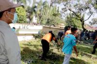 Libatkan Barakai Desa Bersihkan Lapangan Merdeka