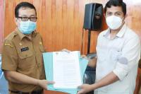 Kadis Kominfo Sumbar Serahkan SK Asisten Ahli: Lima Orang Asisten Ahli KI Resmi Bekerja