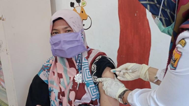 Salah seorang PTK PUAD sedang jalani vaksinasi Covid-19 di salah satu tempat pelayanan kesehatan di Kota Pariaman, Selasa (6/4). (Dok : Istimewa)