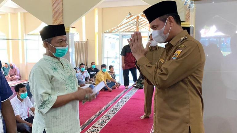 Wali Kota Genius Umar saat bersama masyarakat ketika menyerahkan zakat di Masjid Al-Furqan Desa Sikapak, Selasa pagi (20/4). (Dok : Istimewa)