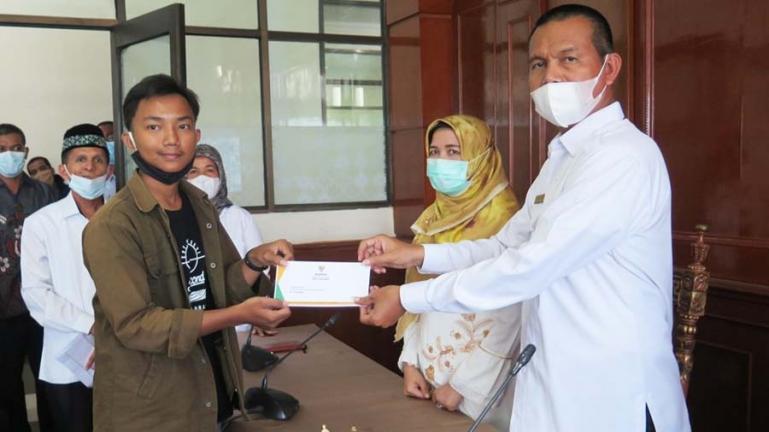 Wali Kota Pariaman, Genius Umar serahkan beasiswa program Saga Saja kepada salah seorang mahasiswa asal kota itu, Rabu (14/4). (Dok : Istimewa)