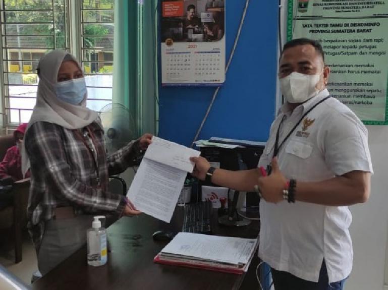 Adrian Tuswandi serahkan permohonan informasi publik ke PPID Utama Pemprov Sumbar, di Diskominfo Sumbar, Jumat (23/4). (Dok : Istimewa)