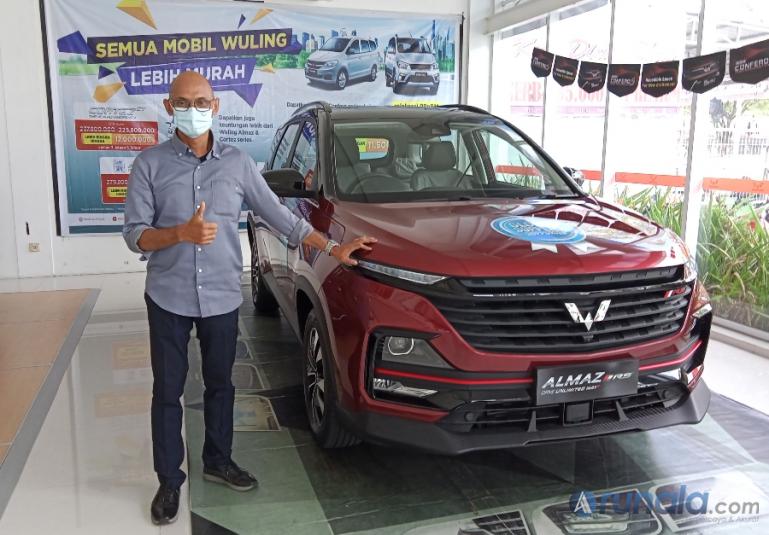 Branch Manager Wuling Padang, Bambang Sulistiono bersama Almaz RS di shpwroom Wuling Padang, Jumat (23/4). (Foto : Arzil)