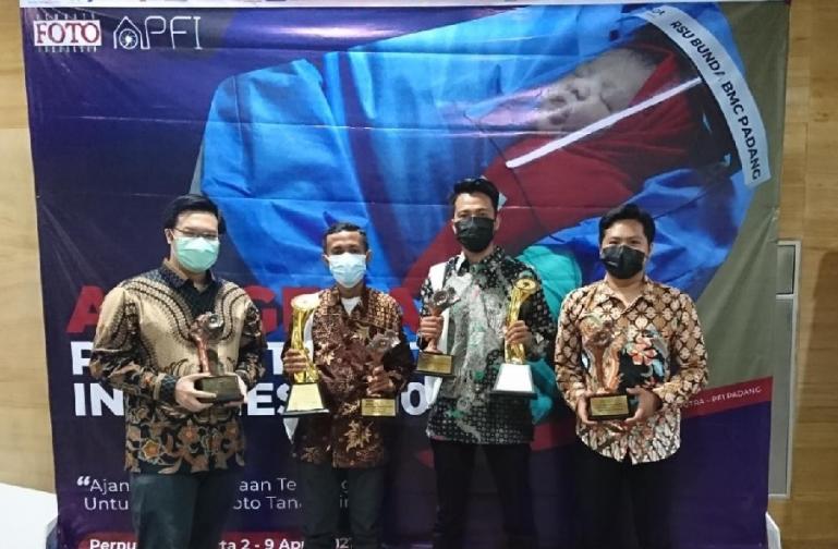 Givo Alputra bersama para pemenang lainnya saat menerima penghargaan 'Photo of The Year' Anugerah Pewarta Foto Indonesia (APFI) 2021, di Jakarta, Jumat (2/4). (Dok : Istimewa)